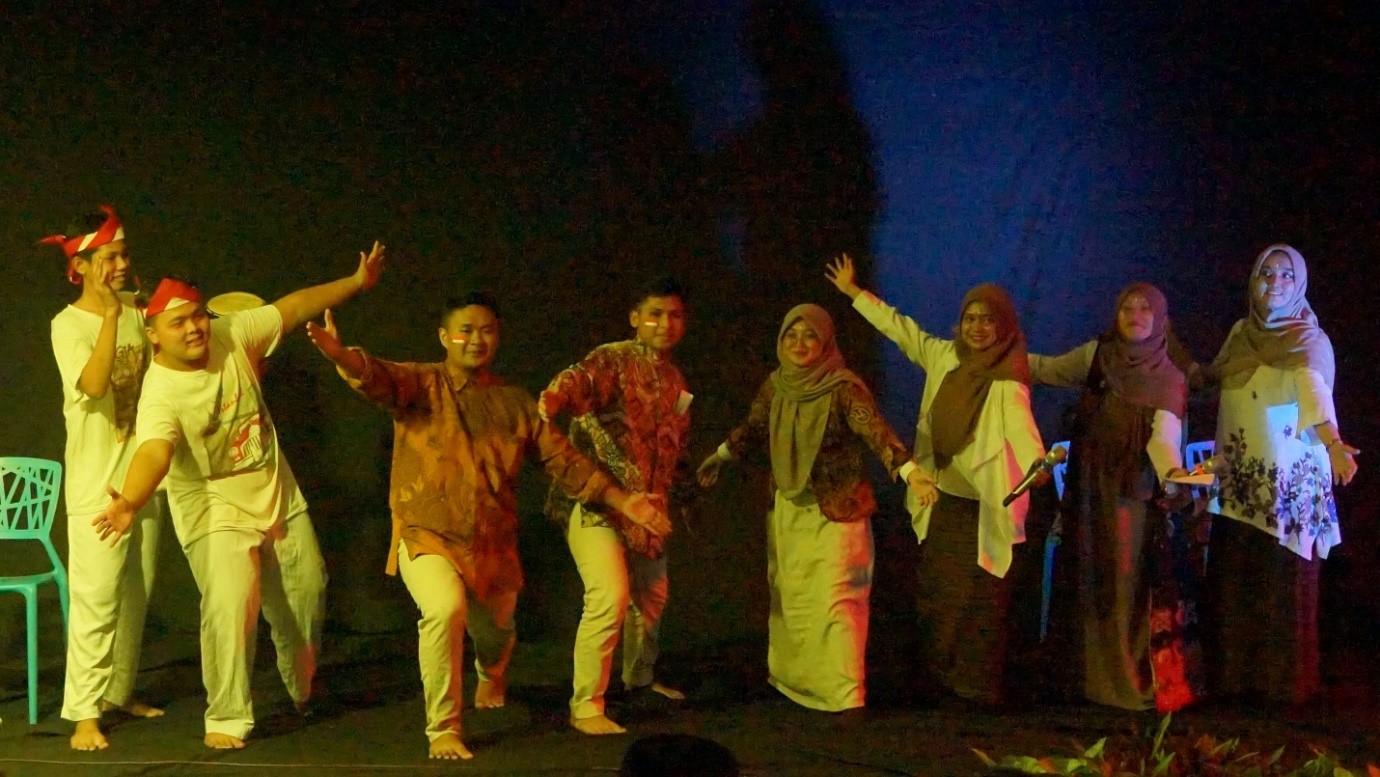 The students of 12 MIPA conducts a theatrical poem musical on stage.