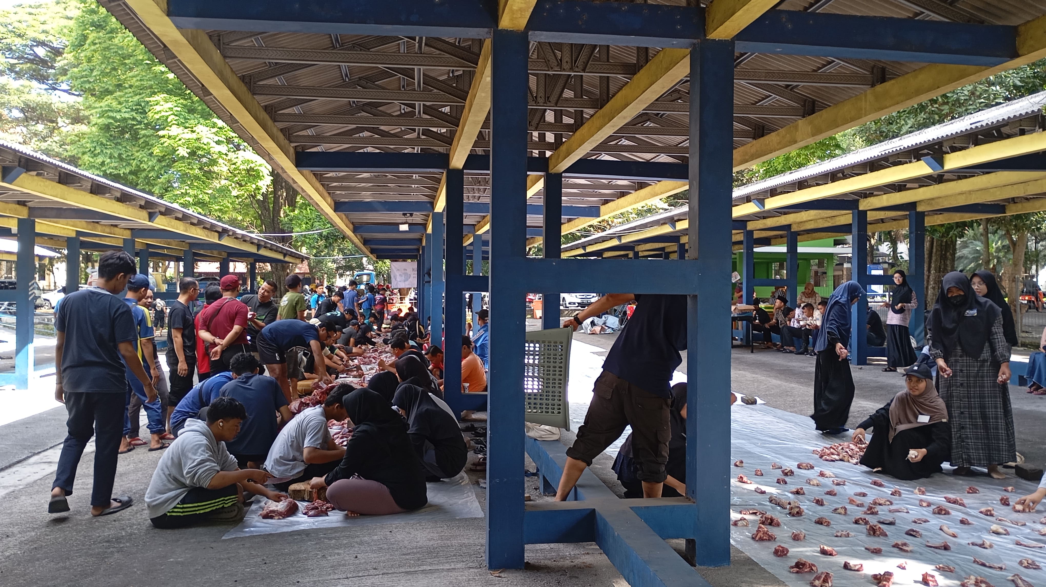 Proses pendistribusian daging kurban oleh panitia. Foto: Mamluatul Hikmah