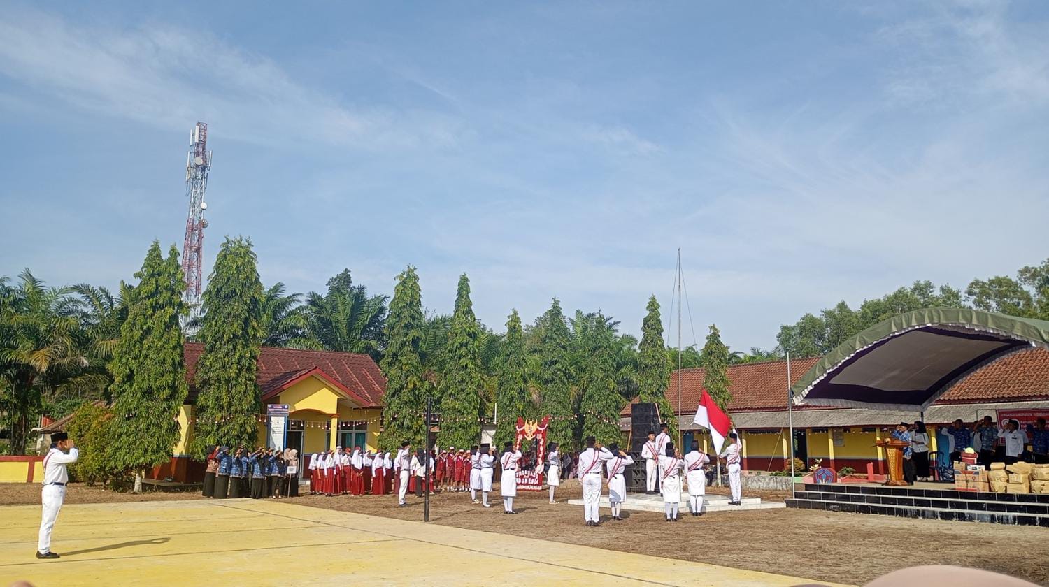 Suasana upacara bendera di lapangan SDN 1 Karang Menjangan. Foto: Mamluatul Hikmah