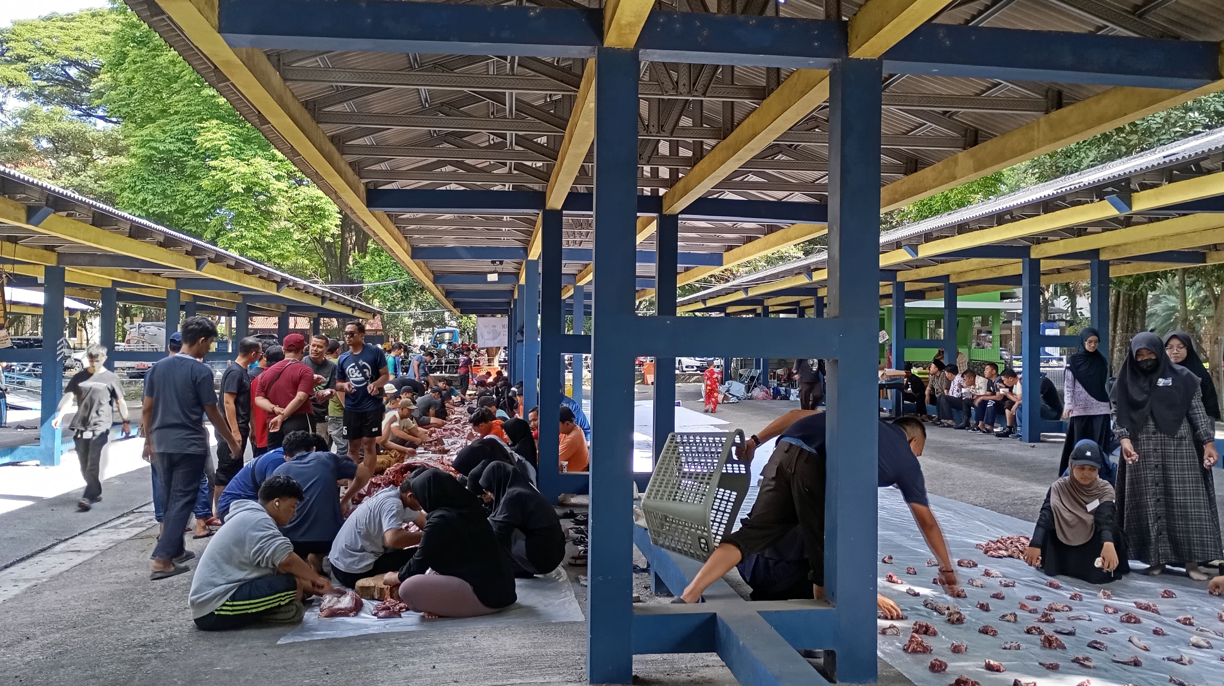 Proses pendistribusian daging kurban oleh panitia. Foto: Mamluatul Hikmah