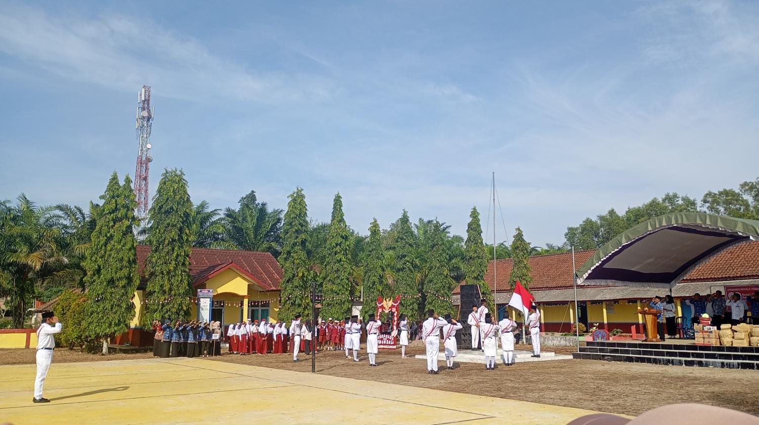 Suasana upacara bendera di lapangan SDN 1 Karang Menjangan. Foto: Mamluatul Hikmah